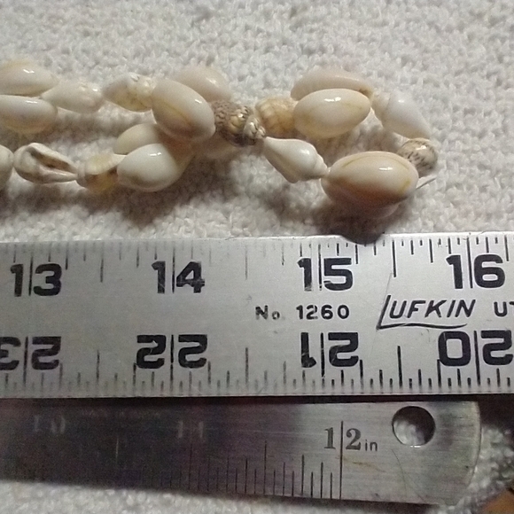 White cream shell necklace beach Hawaii vacation ⛱️🏖️ 🐚🐚 - Picture 2 of 5